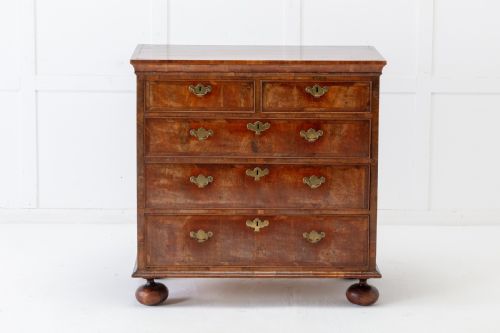 18TH CENTURY QUEEN ANNE WALNUT CHEST OF DRAWERS - ADDITIONAL PHOTO 1