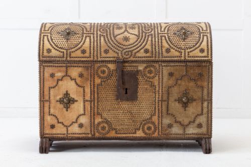 decorative spanish trunk - CATEGORY: ANTIQUE CHESTS - DATED 1920