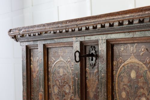 18TH CENTURY PAINTED TRUNK ON STAND - ADDITIONAL PHOTO 3