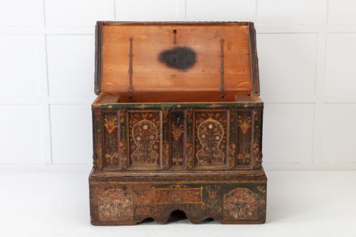 18TH CENTURY PAINTED TRUNK ON STAND - ADDITIONAL PHOTO 10