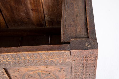 18TH CENTURY OAK COFFER - ADDITIONAL PHOTO 2