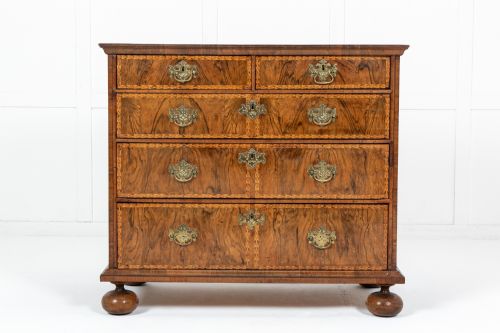 early 18th century walnut chest of drawers - CATEGORY: ANTIQUE CHEST OF DRAWERS - DATED 18TH CENTURY