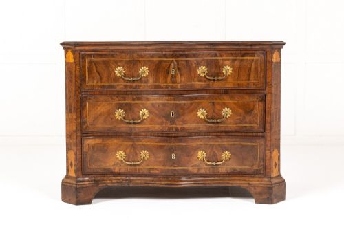 18th century italian walnut serpentine commode - CATEGORY: ANTIQUE CHEST OF DRAWERS - DATED 18TH CENTURY