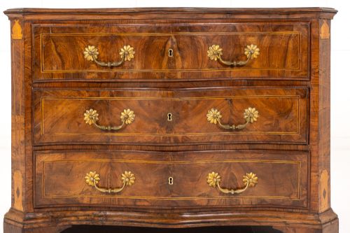 18TH CENTURY ITALIAN WALNUT SERPENTINE COMMODE - ADDITIONAL PHOTO 1