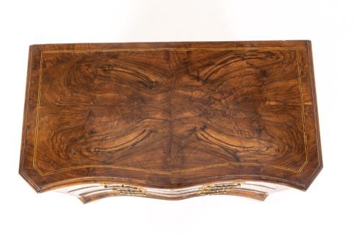 18TH CENTURY ITALIAN WALNUT SERPENTINE COMMODE - ADDITIONAL PHOTO 2