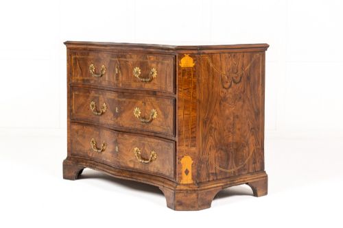 18TH CENTURY ITALIAN WALNUT SERPENTINE COMMODE - ADDITIONAL PHOTO 3