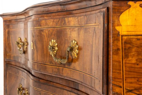 18TH CENTURY ITALIAN WALNUT SERPENTINE COMMODE - ADDITIONAL PHOTO 4