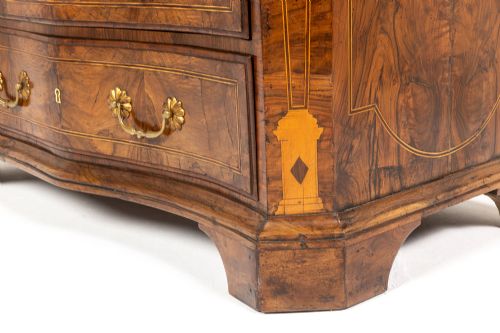 18TH CENTURY ITALIAN WALNUT SERPENTINE COMMODE - ADDITIONAL PHOTO 5