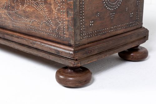 17TH CENTURY FRENCH WALNUT COFFER - ADDITIONAL PHOTO 3