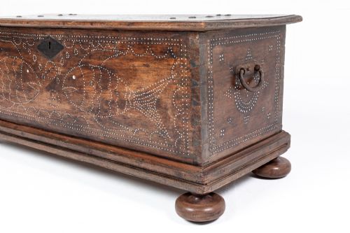 17TH CENTURY FRENCH WALNUT COFFER - ADDITIONAL PHOTO 4