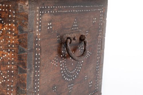 17TH CENTURY FRENCH WALNUT COFFER - ADDITIONAL PHOTO 5