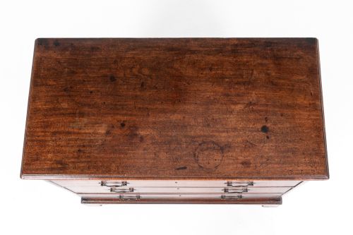 18TH CENTURY ENGLISH MAHOGANY CHEST OF DRAWERS - ADDITIONAL PHOTO 4