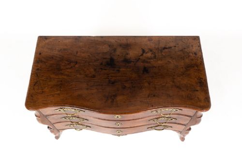 18TH CENTURY FRENCH MAZARINE WALNUT COMMODE - ADDITIONAL PHOTO 8