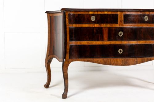 18TH CENTURY ITALIAN KINGWOOD AND ROSEWOOD SERPENTINE COMMODE - ADDITIONAL PHOTO 2