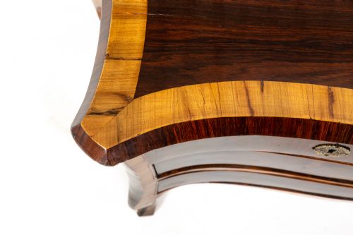 18TH CENTURY ITALIAN KINGWOOD AND ROSEWOOD SERPENTINE COMMODE - ADDITIONAL PHOTO 3