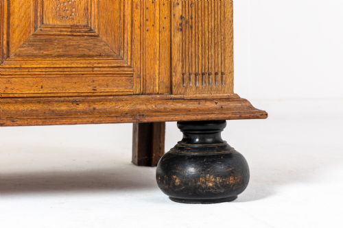 17TH CENTURY DUTCH OAK CABINET - ADDITIONAL PHOTO 6