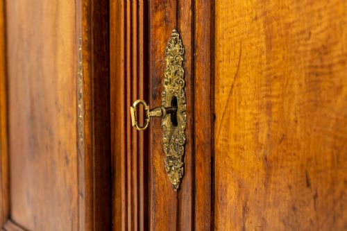 18TH CENTURY FRENCH WALNUT CABINET - ADDITIONAL PHOTO 3
