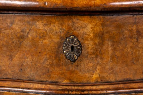 18TH CENTURY GERMAN SERPENTINE COMMODE - ADDITIONAL PHOTO 4