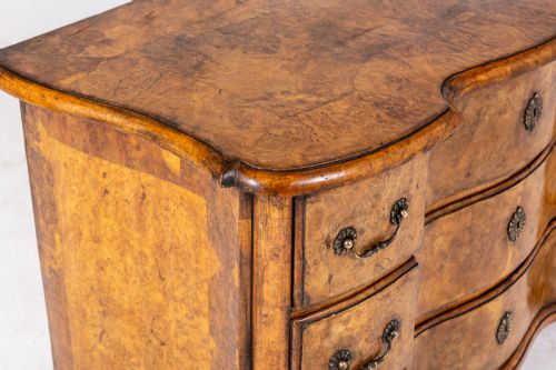 18TH CENTURY GERMAN SERPENTINE COMMODE - ADDITIONAL PHOTO 6