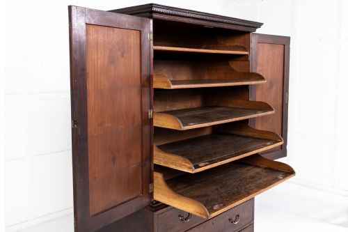 SMALL MID 18TH CENTURY ENGLISH MAHOGANY LINEN PRESS - ADDITIONAL PHOTO 2