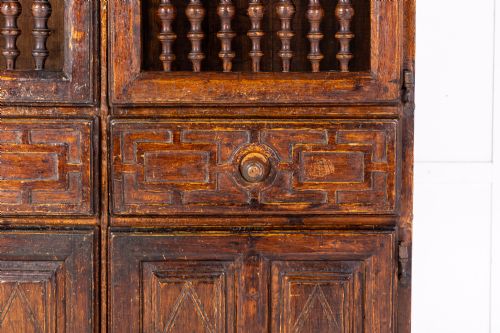 EARLY 18TH CENTURY SPANISH WALNUT CABINET - ADDITIONAL PHOTO 3