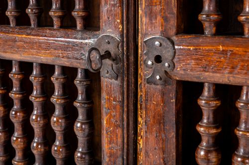 EARLY 18TH CENTURY SPANISH WALNUT CABINET - ADDITIONAL PHOTO 6