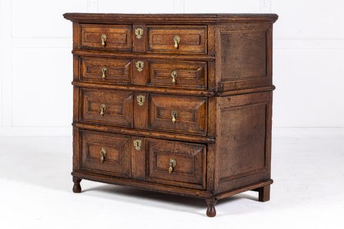 early 18th century english oak chest of drawers - CATEGORY: ANTIQUE CHEST OF DRAWERS - DATED 18TH CENTURY