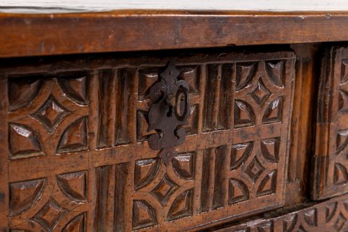 17TH CENTURY SPANISH WALNUT TABLE - ADDITIONAL PHOTO 3