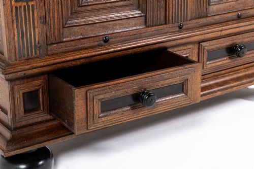 SMALL 18TH CENTURY DUTCH OAK CABINET - ADDITIONAL PHOTO 3
