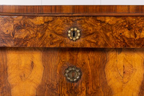 PAIR OF LATE 18TH CENTURY ITALIAN WALNUT COMMODES - ADDITIONAL PHOTO 1