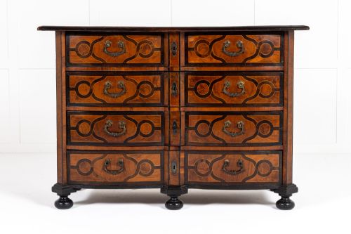 early 18th century maltese walnut and marquetry commode - CATEGORY: ANTIQUE CHEST OF DRAWERS - DATED 18TH CENTURY