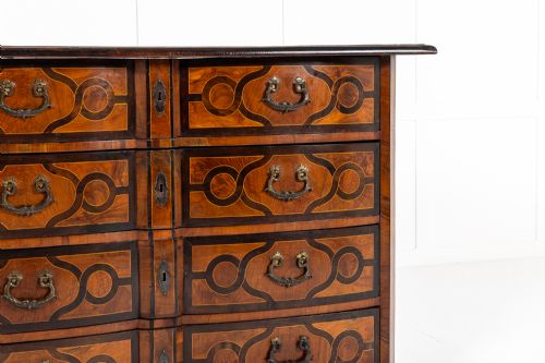 EARLY 18TH CENTURY MALTESE WALNUT AND MARQUETRY COMMODE - ADDITIONAL PHOTO 1
