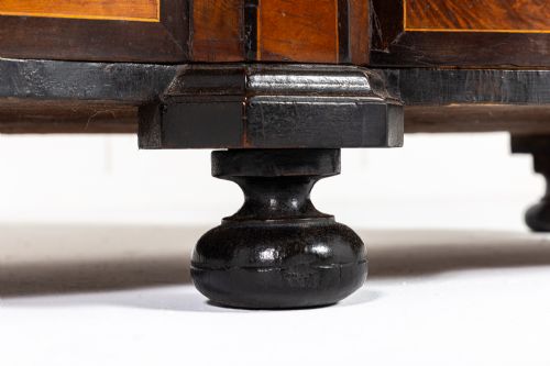 EARLY 18TH CENTURY MALTESE WALNUT AND MARQUETRY COMMODE - ADDITIONAL PHOTO 4