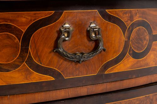 EARLY 18TH CENTURY MALTESE WALNUT AND MARQUETRY COMMODE - ADDITIONAL PHOTO 6