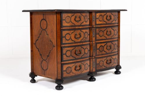EARLY 18TH CENTURY MALTESE WALNUT AND MARQUETRY COMMODE - ADDITIONAL PHOTO 9