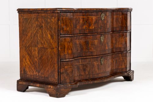 18th century italian walnut serpentine commode - CATEGORY: ANTIQUE CHEST OF DRAWERS - DATED 18TH CENTURY