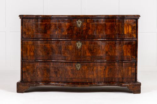 18TH CENTURY ITALIAN WALNUT SERPENTINE COMMODE - ADDITIONAL PHOTO 1