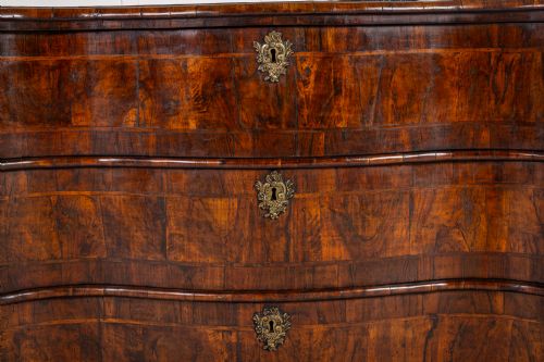 18TH CENTURY ITALIAN WALNUT SERPENTINE COMMODE - ADDITIONAL PHOTO 2