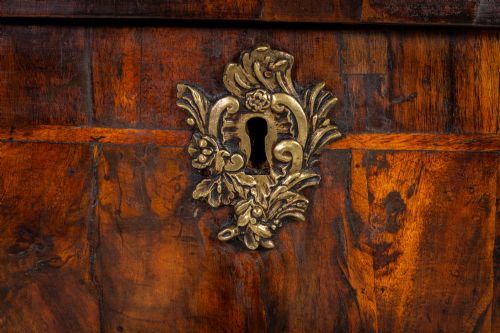18TH CENTURY ITALIAN WALNUT SERPENTINE COMMODE - ADDITIONAL PHOTO 3
