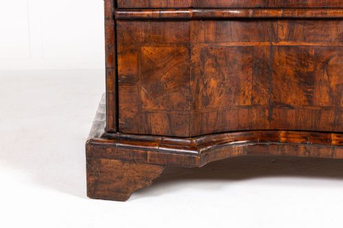 18TH CENTURY ITALIAN WALNUT SERPENTINE COMMODE - ADDITIONAL PHOTO 4