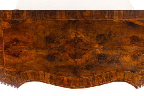 18TH CENTURY ITALIAN WALNUT SERPENTINE COMMODE - ADDITIONAL PHOTO 5