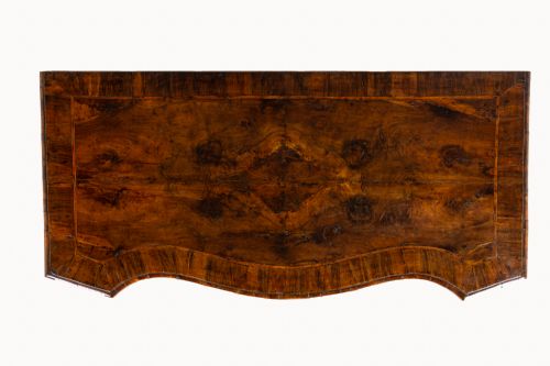 18TH CENTURY ITALIAN WALNUT SERPENTINE COMMODE - ADDITIONAL PHOTO 6