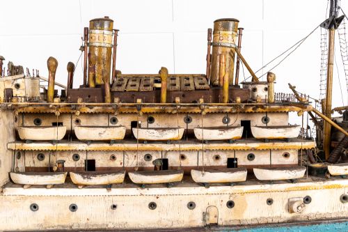 LARGE SCALE EARLY 20TH CENTURY SHIPBUILDERS MODEL OF SANT'ANTONIO STEAMSHIP - ADDITIONAL PHOTO 3