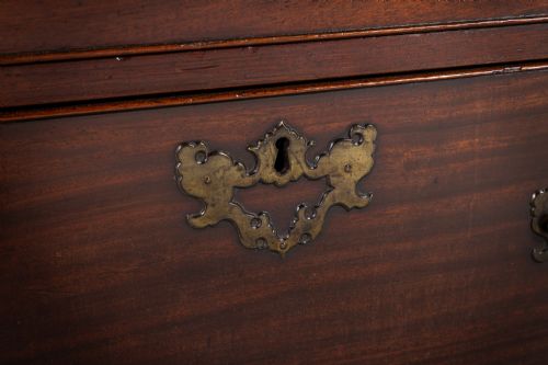 18TH CENTURY GEORGE II MAHOGANY CHEST OF DRAWERS - ADDITIONAL PHOTO 2