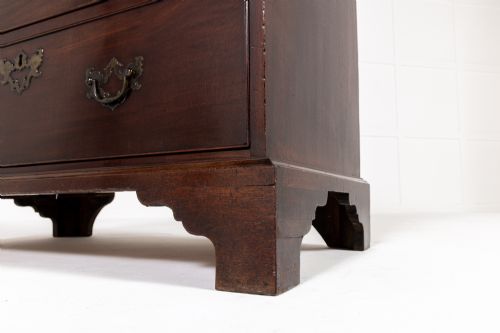 18TH CENTURY GEORGE II MAHOGANY CHEST OF DRAWERS - ADDITIONAL PHOTO 3