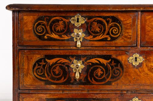RARE 17TH CENTURY ENGLISH MARQUETRY CHEST OF DRAWERS - ADDITIONAL PHOTO 6
