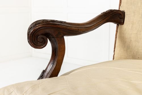 18TH CENTURY ITALIAN WALNUT SOFA - ADDITIONAL PHOTO 4