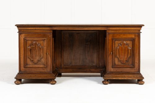 AN IMPORTANT 18TH CENTURY ITALIAN WALNUT DESK - ADDITIONAL PHOTO 1