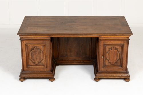 AN IMPORTANT 18TH CENTURY ITALIAN WALNUT DESK - ADDITIONAL PHOTO 2