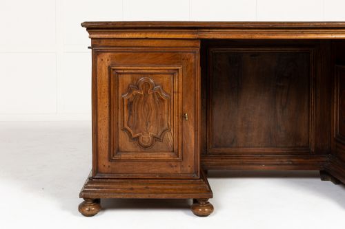 AN IMPORTANT 18TH CENTURY ITALIAN WALNUT DESK - ADDITIONAL PHOTO 3
